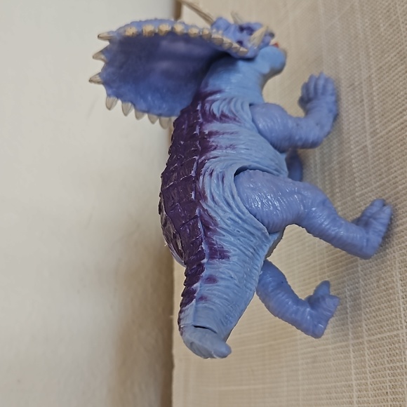 Dinosaur Triceratop Action Figure - Picture 5 of 8